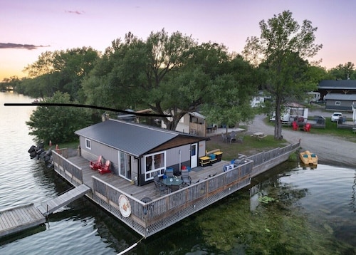 Beautiful Blue Jay Lake front Cottage