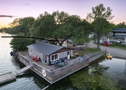 Beautiful Blue Jay Lake front Cottage