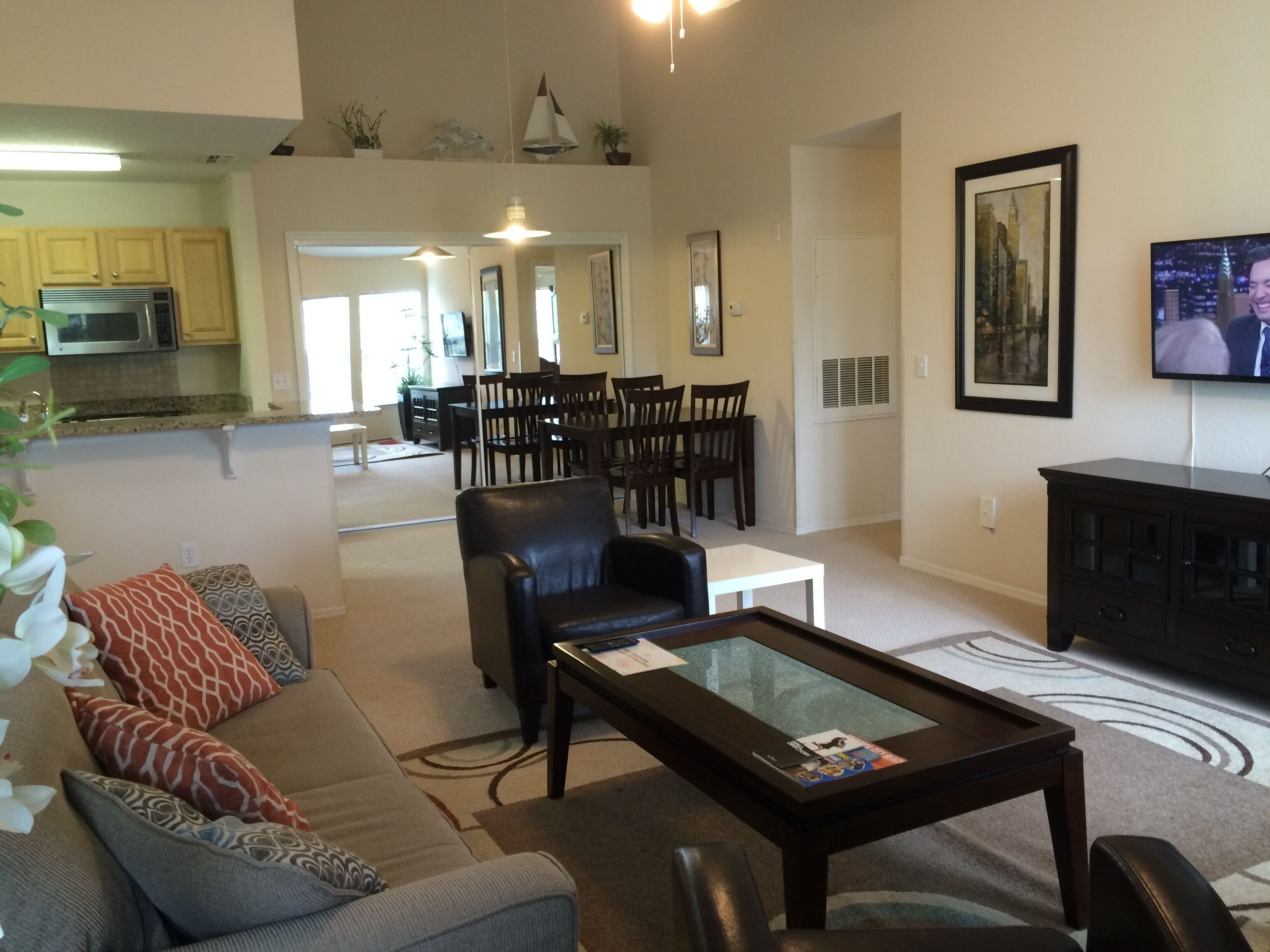 3/2 Apt mere minutes from beach, Pier Park, and Frank Brown Park!