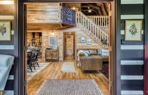 Smart TV, fireplace, video games, DVD player - HUGE VIEWS, 10 min. to Blue Ridge, Spa Bathrooms, Hot Tub, Fire Pit, Arcade Game (Cherry Log)