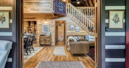 HUGE VIEWS, 10 min. to Blue Ridge, Spa Bathrooms, Hot Tub, Fire Pit, Arcade Game