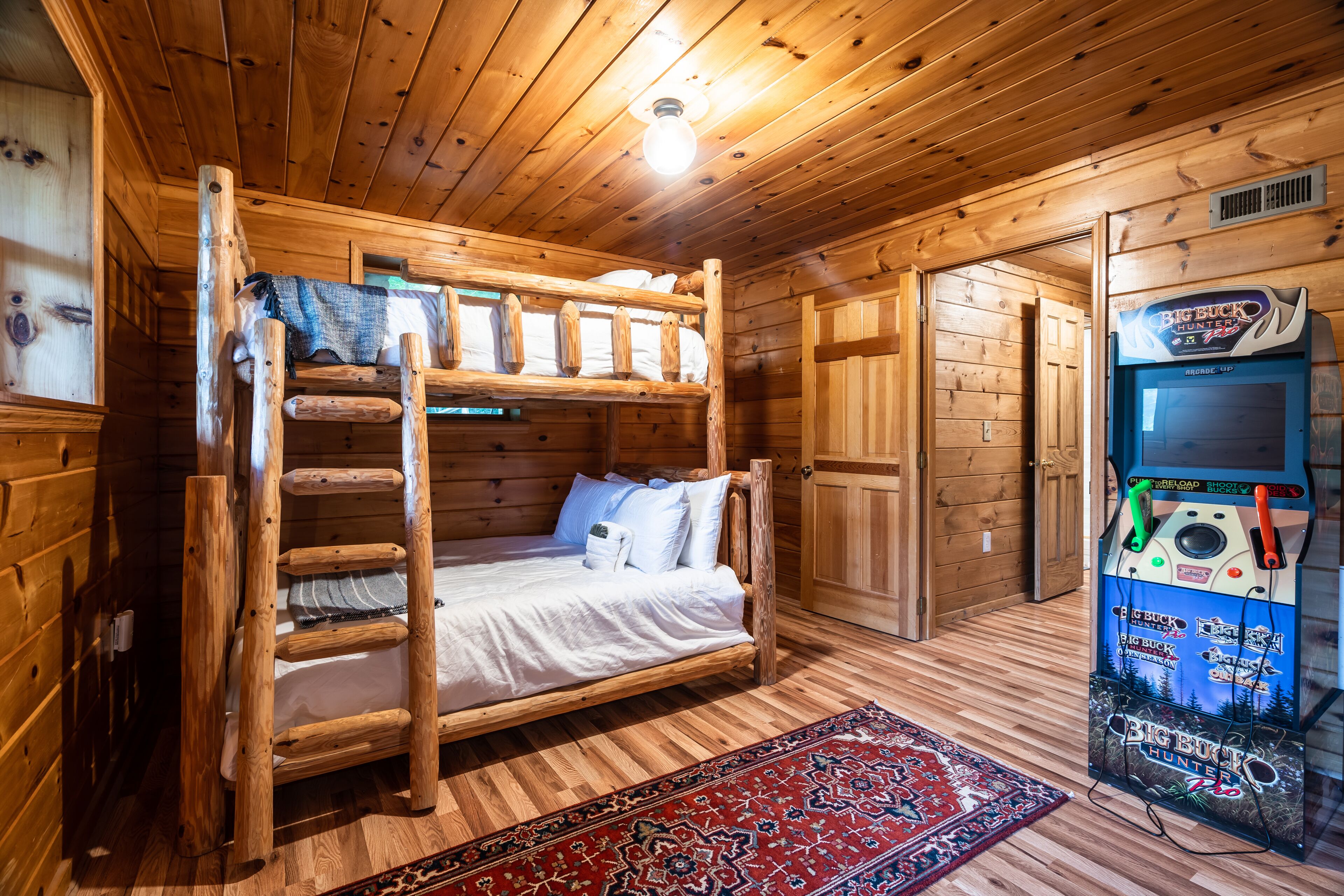 4 makuuhuonetta, työpöytä, silitysrauta/-lauta, vauvan matkasänky