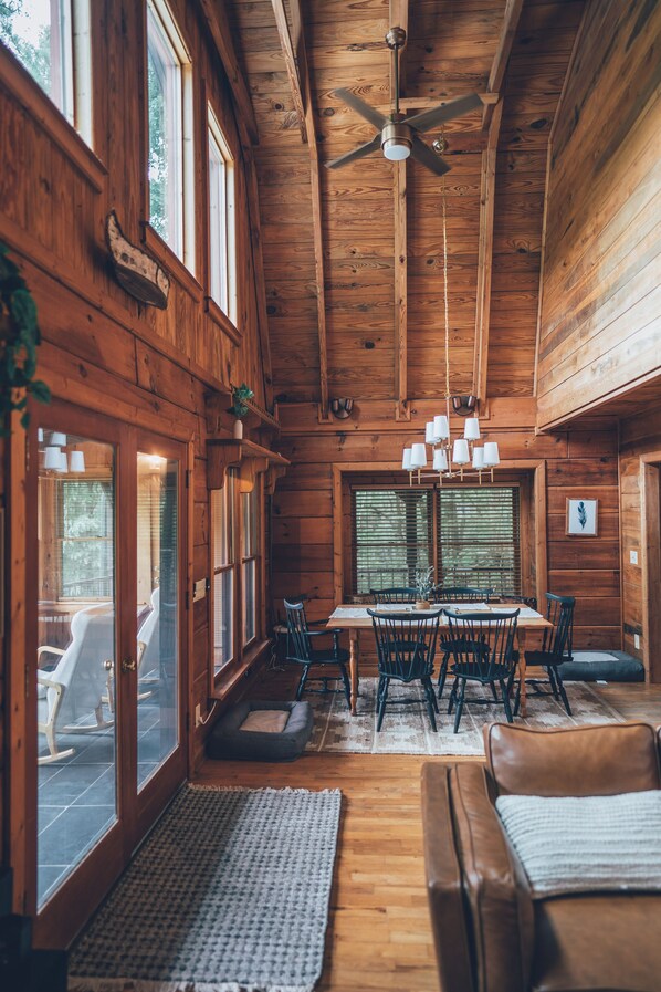 Dining - HUGE VIEWS, 10 min. to Blue Ridge, Spa Bathrooms, Hot Tub, Fire Pit, Arcade Game (Cherry Log)