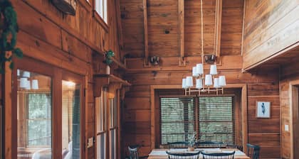 HUGE VIEWS, 10 min. to Blue Ridge, Spa Bathrooms, Hot Tub, Fire Pit, Arcade Game