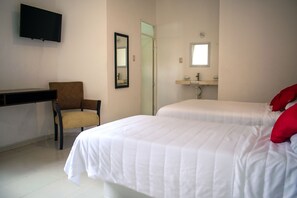 Down duvets, blackout curtains, free WiFi, bed sheets - Hotel Cupules (Mérida)