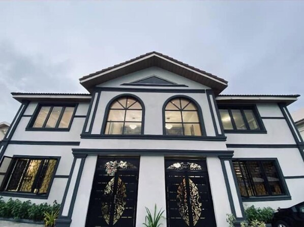 House | Exterior - Beautiful Short-let Apartment in Lekki Phase 1 (Lekki)