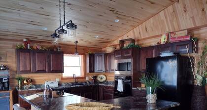 New Spacious Northwoods Lakefront Getaway