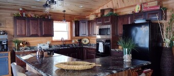 New Spacious Northwoods Lakefront Getaway