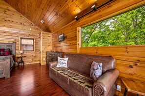 Smart TV, chimenea, futbolito y libros 