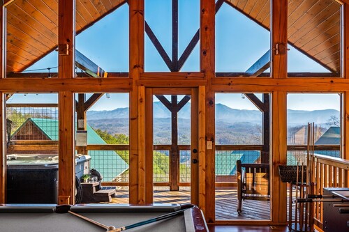 Breathtaking Mountain View! Spring Specials! Pool Table & Hot tub-Guest Favorite
