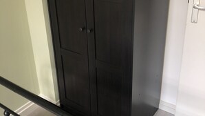 Eine dunkelholztür mit einfachem Griff und einem Metallriegel.