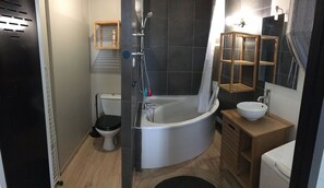 Badewanne, Handtücher, Toilettenpapier