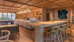 Una cocina moderna con armarios de madera, una isla central y taburetes de bar.