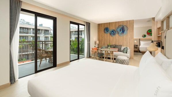 Une chambre d’hôtel dotée d’un grand lit, d’un balcon avec mobilier d’extérieur, d’un mur décoratif en bois et d’un coin repas.