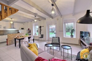 Tv, dvd-afspiller, bordtennisbord, bøger