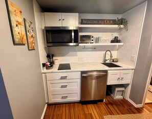Private kitchen - Tranquil 2 bedroom apartment with private yard and deck (Auburn)