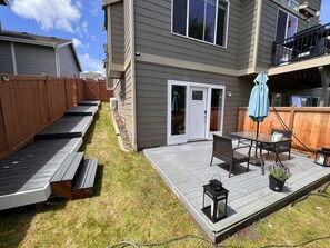 Outdoor dining - Tranquil 2 bedroom apartment with private yard and deck (Auburn)