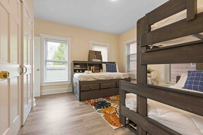 4 slaapkamers, een strijkplank/strijkijzer, reisbedje, wifi