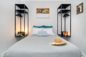 2 chambres, bureau, fer et planche à repasser, lit parapluie