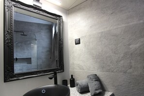 Dusche, Haartrockner, Handtücher, Seife