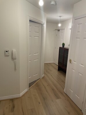 Standard Apartment, Private Bathroom | Lobby