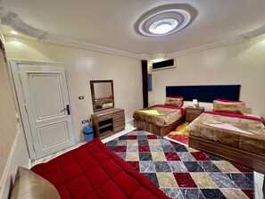 3 habitaciones, tabla de planchar con plancha, wifi y ropa de cama 