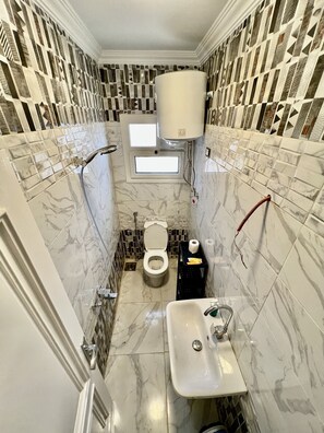 Douche, sèche-cheveux, serviettes fournies, savon