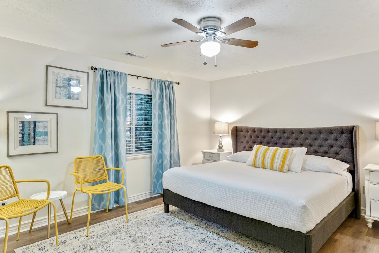King bedroom with a seating area