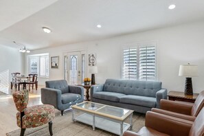 Älytelevisio, takka, videopelejä, pöytäjalkapallopöytä