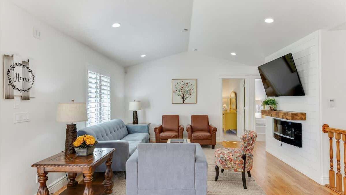 Smart TV, chimenea, videojuegos y futbolito 