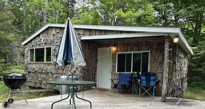The Bungalow. Cedar shake cabin near Mount Bohemia, boat launch, beach. Private