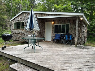 The Bungalow. Cedar shake cabin near Mount Bohemia, boat launch, beach. Private