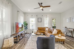TV, offices - Historic DT Bungalow | Sleeps 10 | Walk Everywhere (Austin)