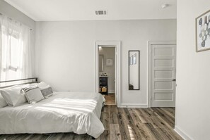 3 bedrooms, memory-foam beds, iron/ironing board, WiFi - Historic DT Bungalow | Sleeps 10 | Walk Everywhere (Austin)