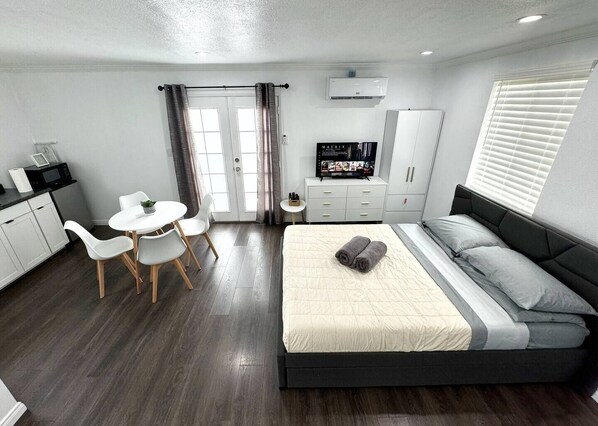 1 habitación, tabla de planchar con plancha, wifi gratis y ropa de cama 