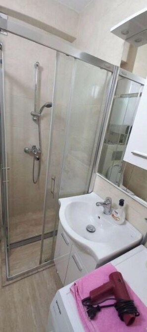 Dusche, Haartrockner, Bidet, Handtücher