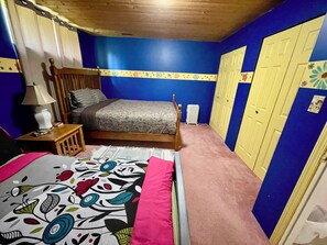 3 bedrooms, desk, iron/ironing board, free WiFi