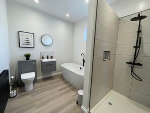 Bathtub, hair dryer, towels - Saltwell Cottage Seahouses (Seahouses)