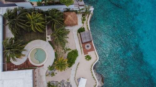 Private Oceanfront Villa / Fully Staffed / daily cleaning and concierge.