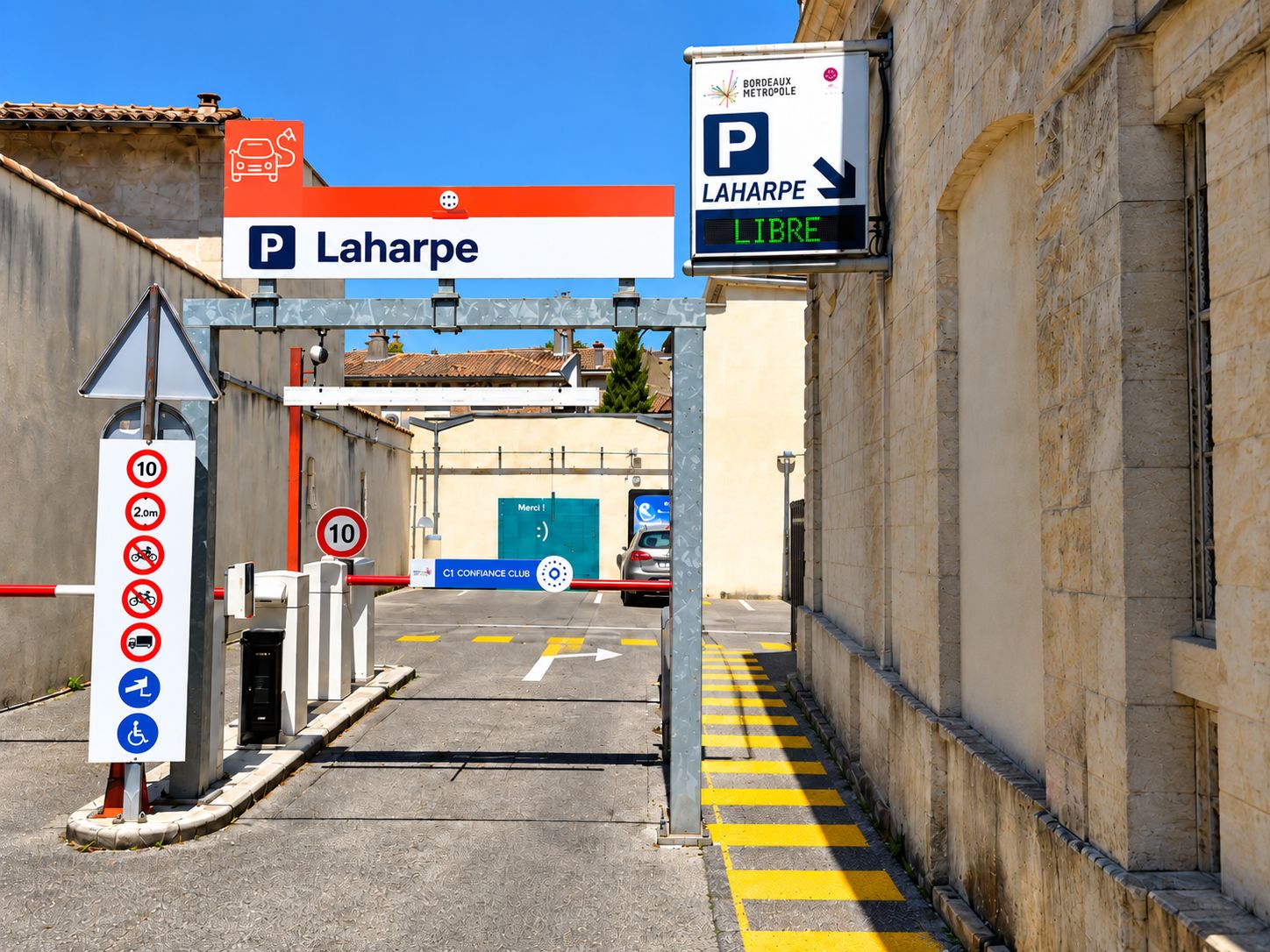 A parking entrance with a sign indicating 'Laharpe' and 'LIBRE' parking.