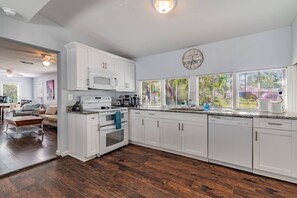 冰箱、微波炉、烤箱、炉灶