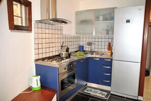 Een koelkast, een magnetron, een oven, een kookplaat