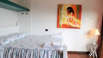 1 chambre, fer et planche à repasser, accès à Internet, literie fournie