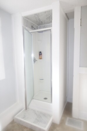 Badewanne, Handtücher, Toilettenpapier