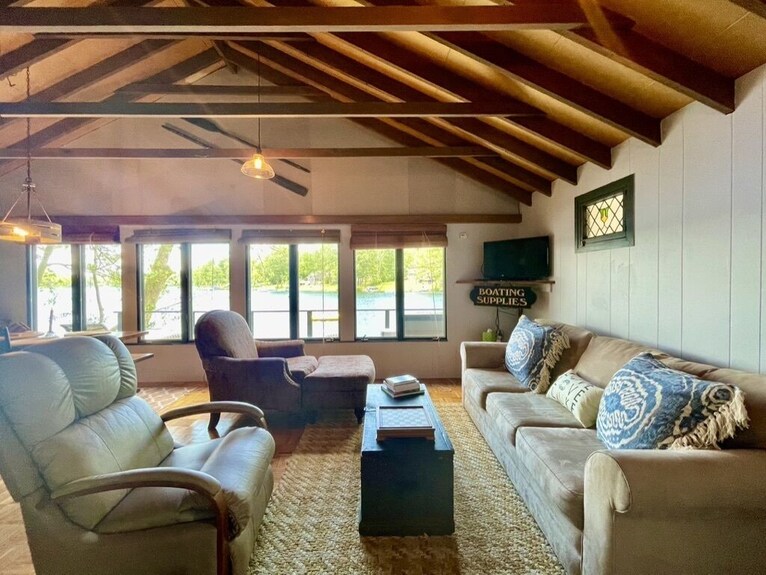 Cottage On Lake Saint Catherine - Hampton, NY