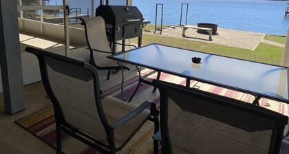 Experience tranquility in this spacious 4- bedroom house on Lake D'Arbonne.