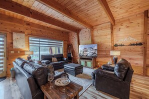 Smart-TV, peis, DVD-spiller og bøker