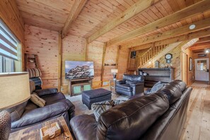 Smart-TV, peis, DVD-spiller og bøker