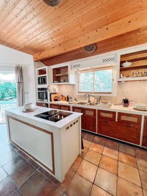 Fridge, microwave, oven, stovetop - "Villa Charme & Nature - 5 min from the Ocean" (Labenne)