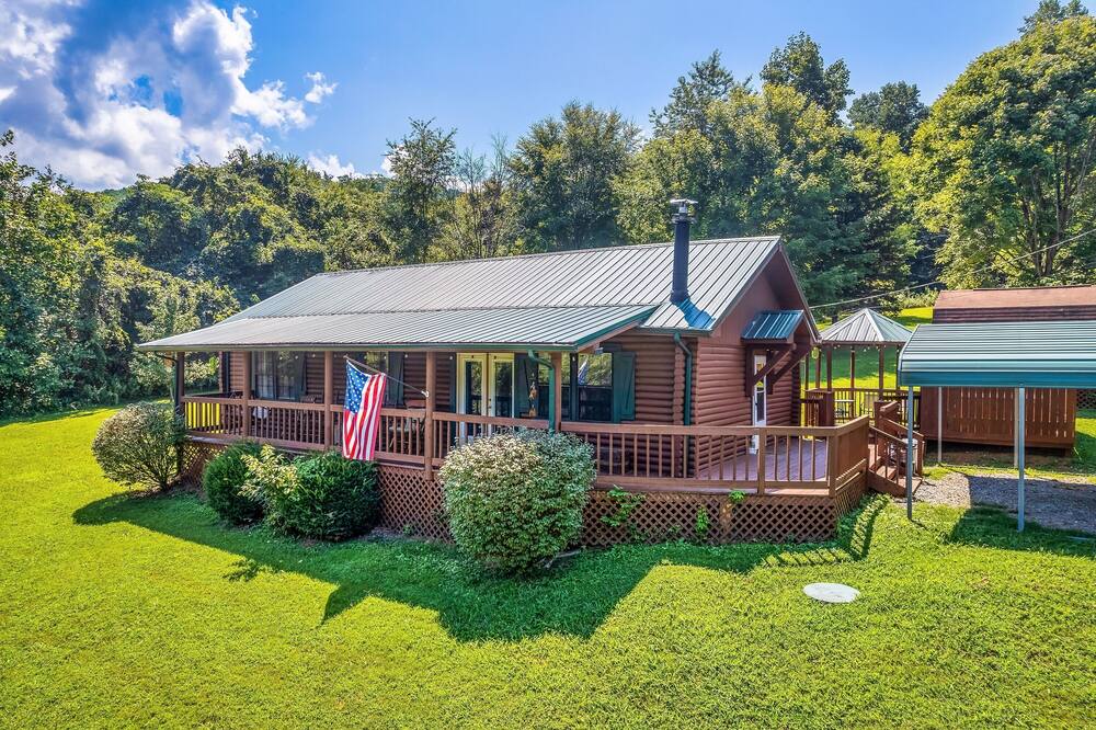 Cozy Cabin w\/ Hot Tub, Fireplace, Pet Friendly, Sleeps 8, 3Bed\/2Bath on 3 acres